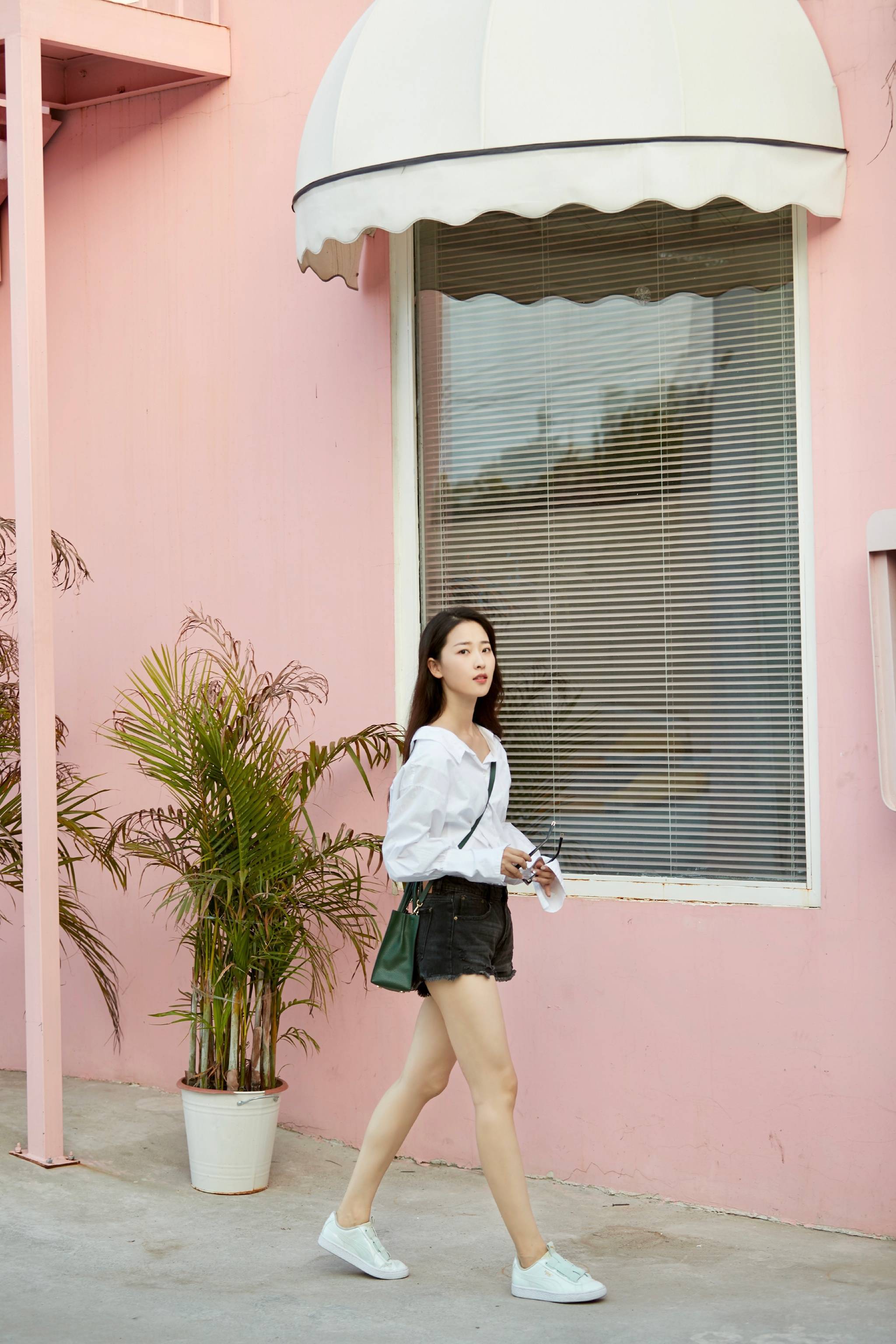 zliqko">何雨虹,1996年5月2日出生于山东省青岛市,中国内地影视女演员