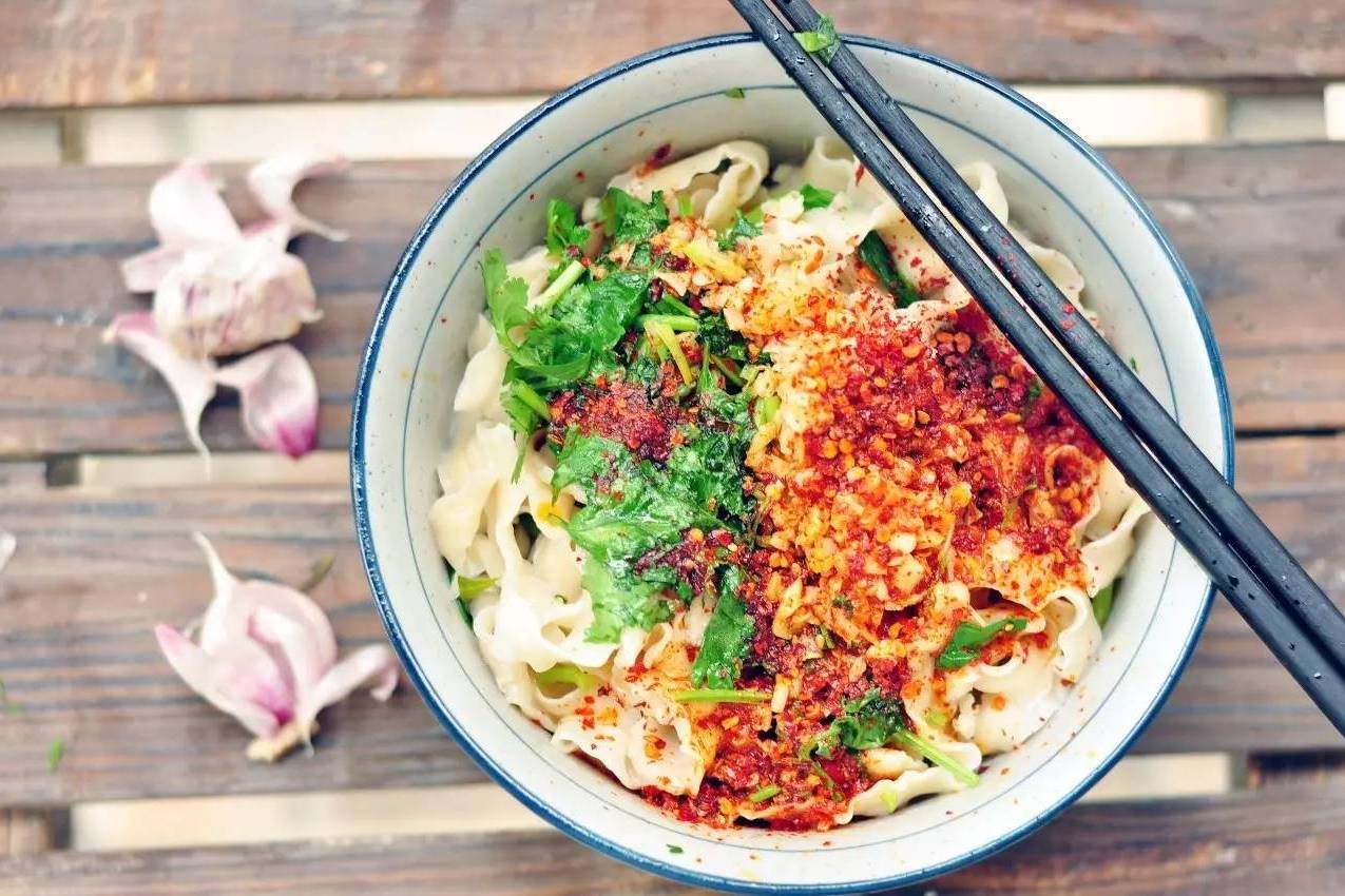  p>油泼辣子面是一道色香味俱全的传统面食小吃,属于 a href="#" data