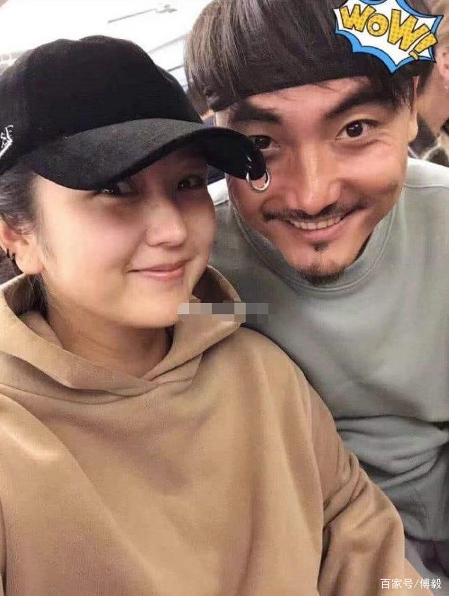 何洁生三胎后与老公首度同框，穿情侣装手挽手在机场大秀甜蜜_百科TA说
