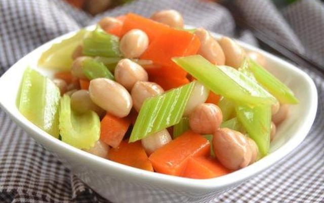  p>花生米拌芹菜市一款菜品,主要原料是芹菜和花生仁,清脆色美,味道