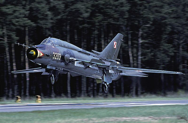  p>苏-17攻击机(俄文:Су-17,英文:su-17 attack aircraft,北约代号