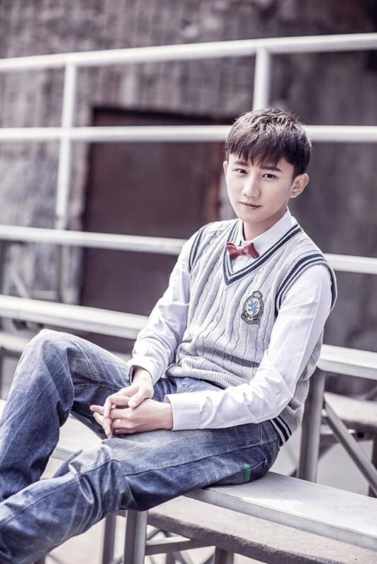  p>梁振伦,1990年4月22日出生于陕西省西安市,中国内地男演员,毕业于 