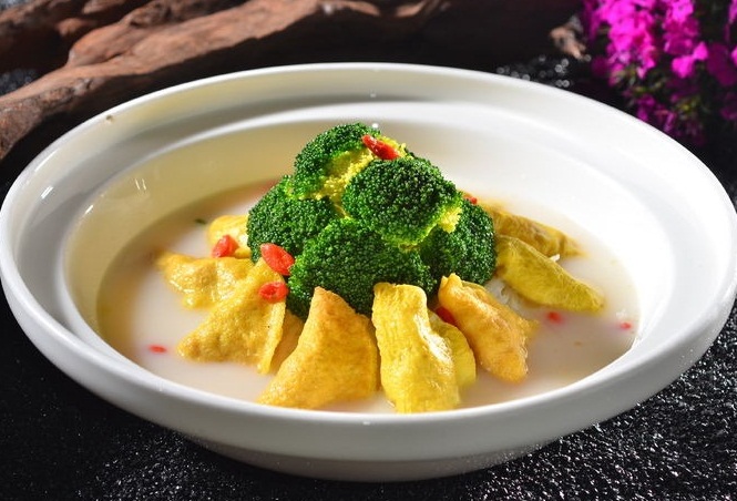  p>浓汤烩三鲜是一道广东的传统名菜,属于粤菜系.