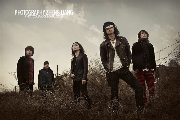  p data-id="gnwq5fl1ok">《丝绒公路》是木马乐队演唱的《丝绒公路》