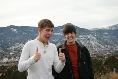 是一个叫steven(真名stephen quire)的美国男孩.