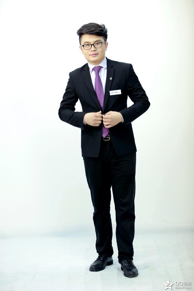 杨东,男,祖籍山东济宁曲阜人,卫视主持人,歌手,经纪人,江浙沪地区婚礼