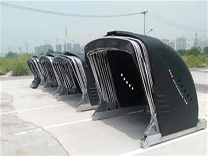 该发明创造涉及可随车携带的自动遥控展开和折叠的车库,他的发明给没