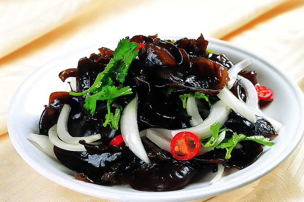  p>洋葱木耳是北方一道家常菜,夏天吃具有清热解暑的功效. /p>