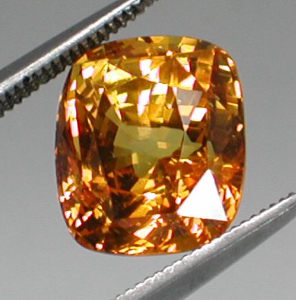  p>帕德玛刚玉(padparadscha-corundum)是呈粉橙色的刚玉宝石,很少见