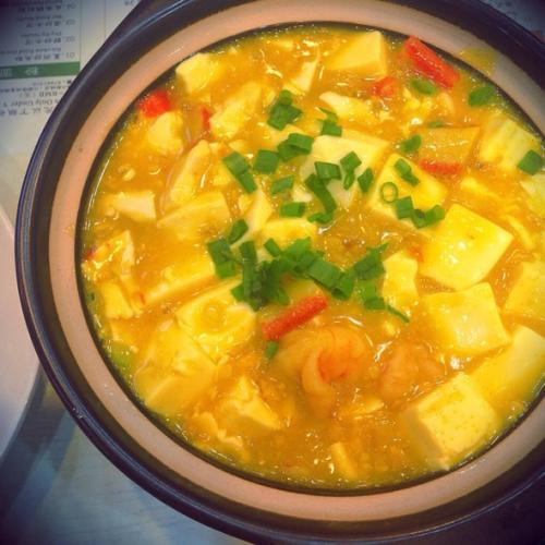  p data-id="gn7i99rkml">蟹黄豆腐煲是一道美食,主要食材是海蟹300克