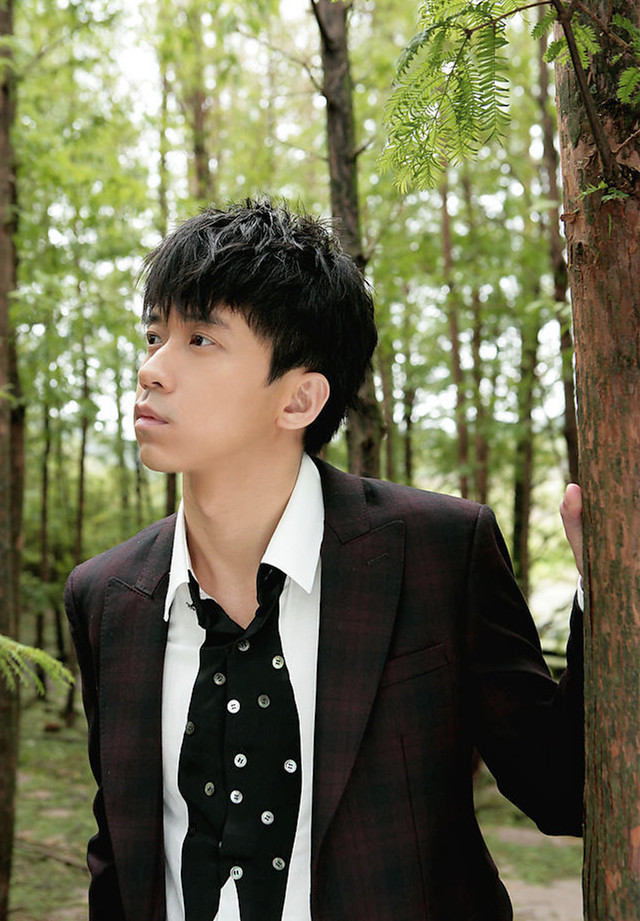  p>光良,本名王光良,1970年8月30日出生于马来西亚,华语流行乐男歌手