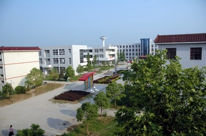  p>霍邱县长集中学创建于1958年(下文中简称长中),几经曲折,历尽坎坷