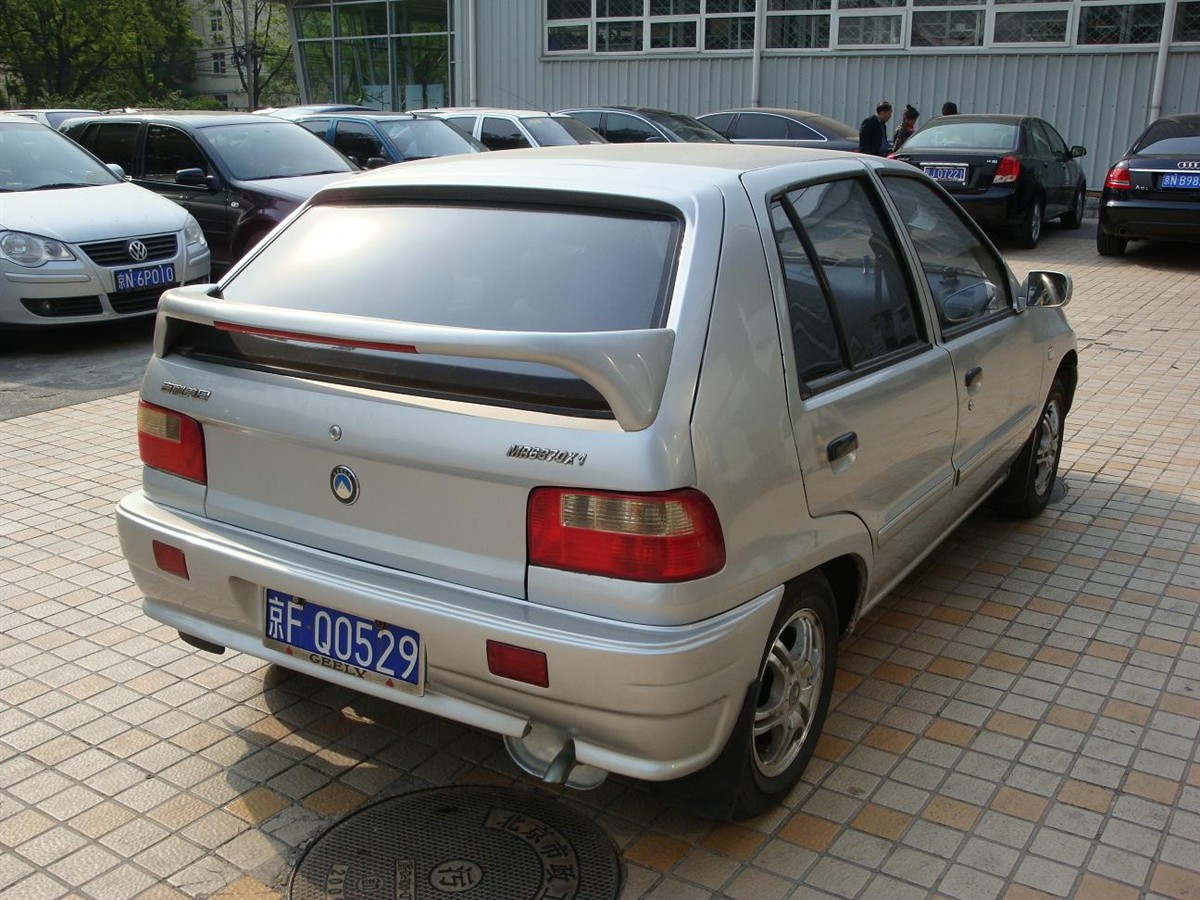 吉利美日虽然是低价位的两厢车型,但从外观看去美日并不小气,两只