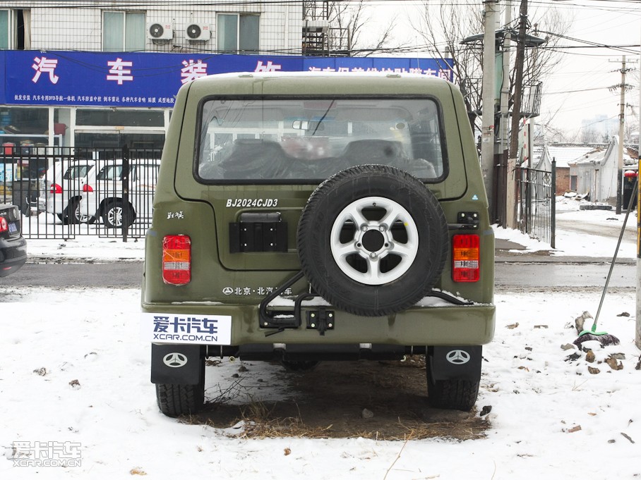 战旗车是北汽在212系列车型底盘基础上进行了外形,内饰,动力系统的全