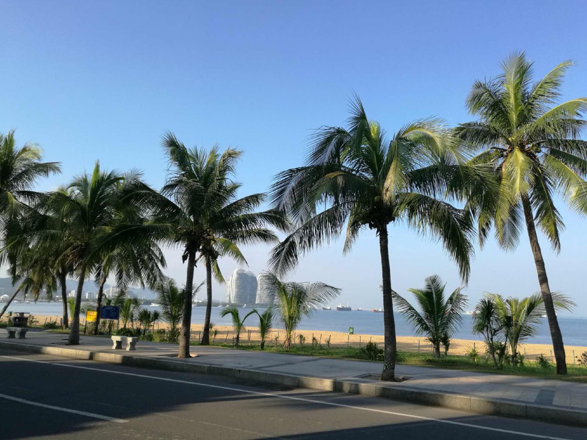  p>椰梦长廊是环 a target="_blank" href="/item/三亚湾">三亚湾 /a>