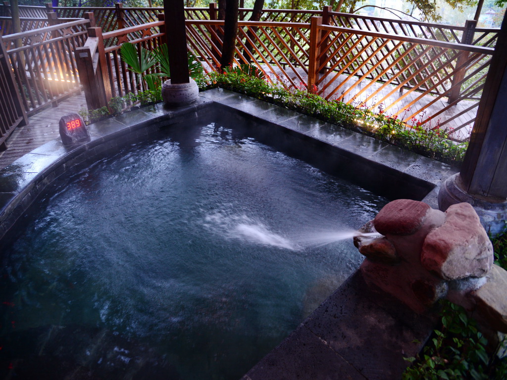  p data-id="gnbty9jf6o">万福温泉地处于 a target="_blank" href="