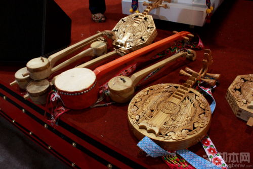  p data-id="gnb7nkqmnq">彝族小三弦,彝族弹拨弦鸣乐器,流行于云南省