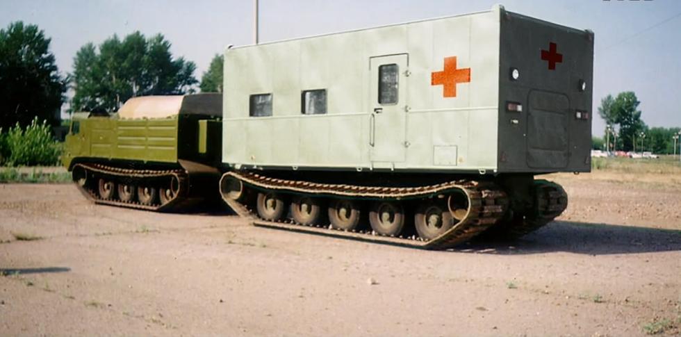  p>中国自行设计研制的蟒式全地形双节履带车30吨车,全车采用模块化