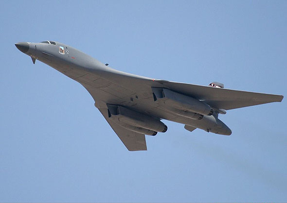  p>轰炸机是一座空中堡垒,除了投常规炸弹外,它还能投掷 a href="#"