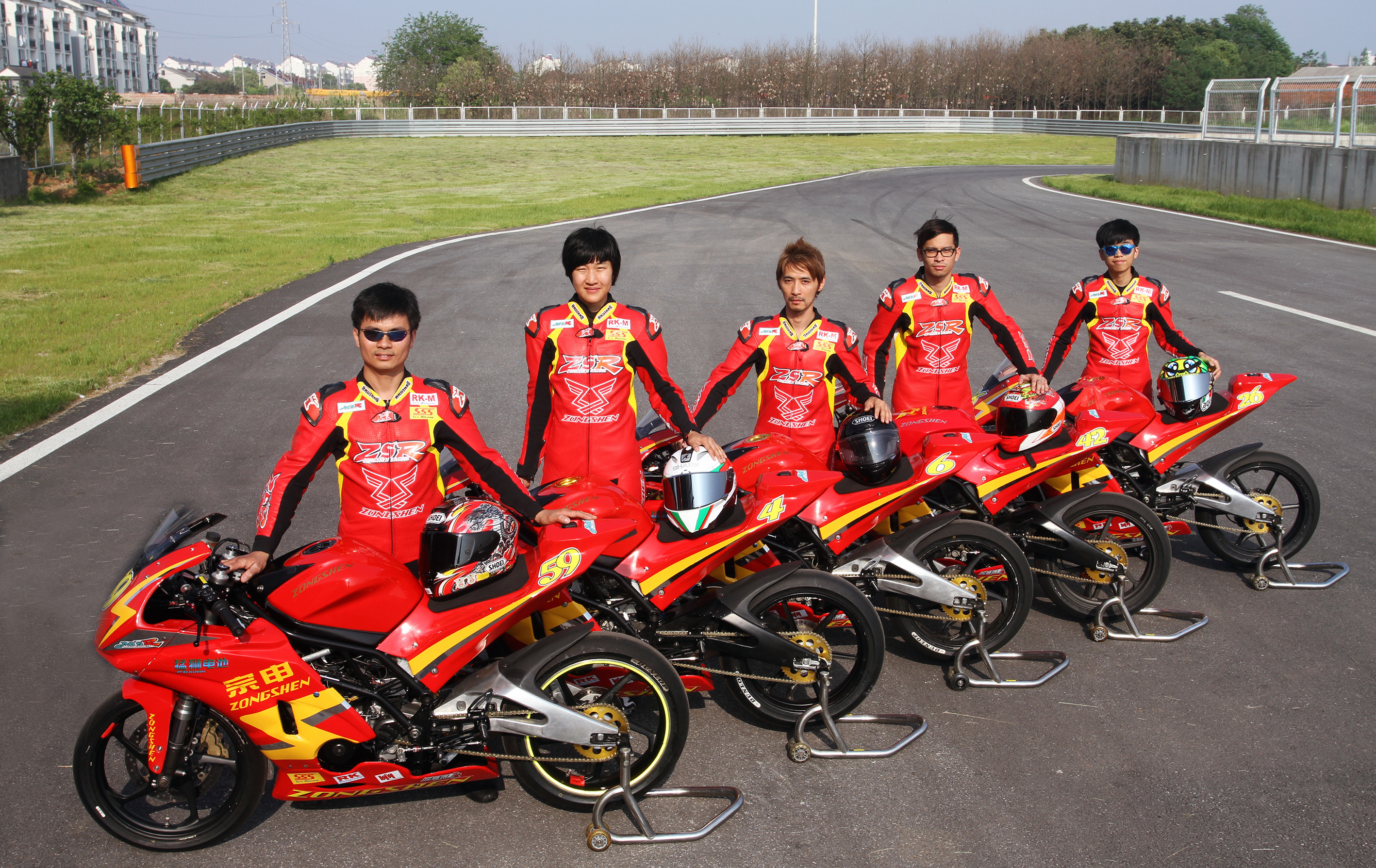 标志着中国第一支职业化车队成立,翻开了中国摩托车运动的新篇章