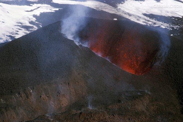  p>火山渣堆又称碎屑锥,是斯通勃利型火山爆发形成的小规模火山.