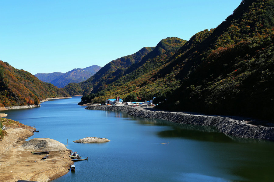  p>云峰湖风景旅游度假区座落在集安市以东,鸭绿江上游40公里处,有以"