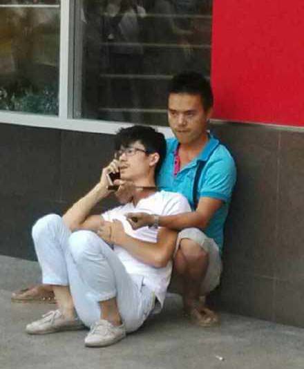 重庆市九龙坡区石桥铺百脑汇数码广场门口发生一起持刀劫持人质事件