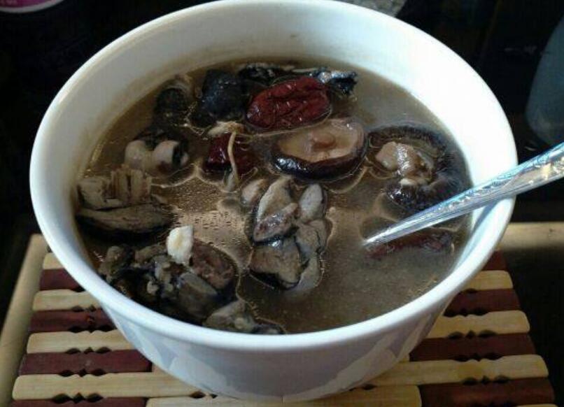  p>蘑菇炖乌鸡是以乌鸡肉,蘑菇,油,葱花主料制作的药膳. /p>