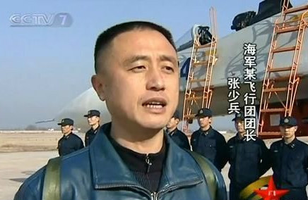 海军少将军衔, a>特级飞行员 /a>,曾任" a>海空雄鹰团 /a>"团长,先后
