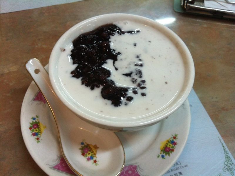 jv">椰汁紫米露是一道菜品,主料是紫糯米,冰糖,辅料是椰浆(椰汁),鲜奶