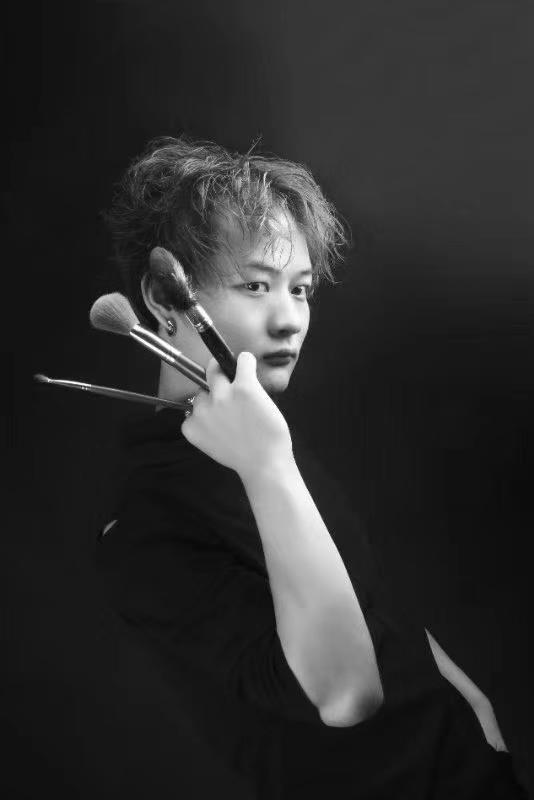艺人化妆造型团队创始人,峰之翼美妆品牌创始人,北京视觉传达文化传媒