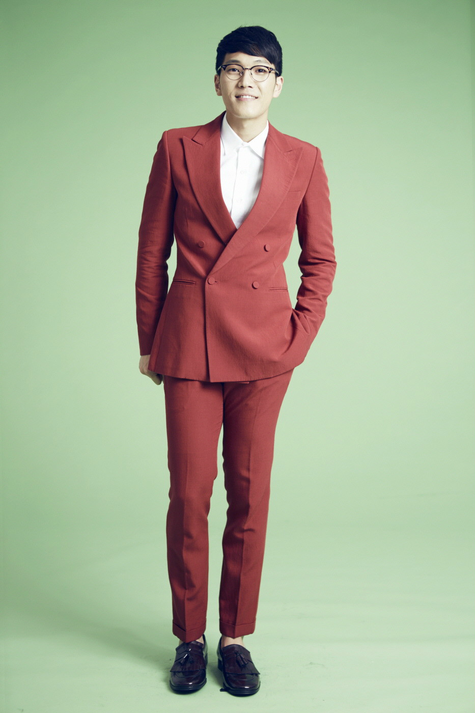 2011年出道的solo歌手,出道曲《傻瓜一样又哭了》.