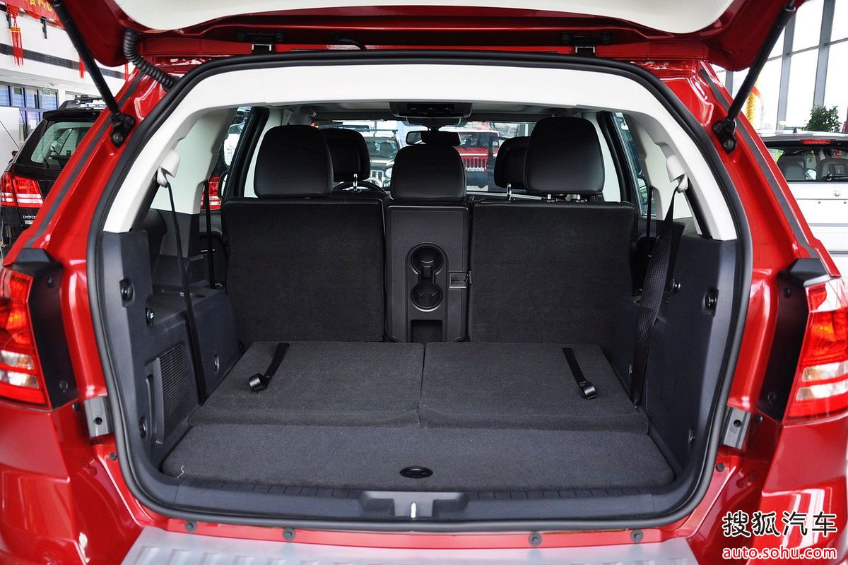  p>道奇酷威集合了家用mpv的舒适与大空间,以及suv驾驶性能与动感