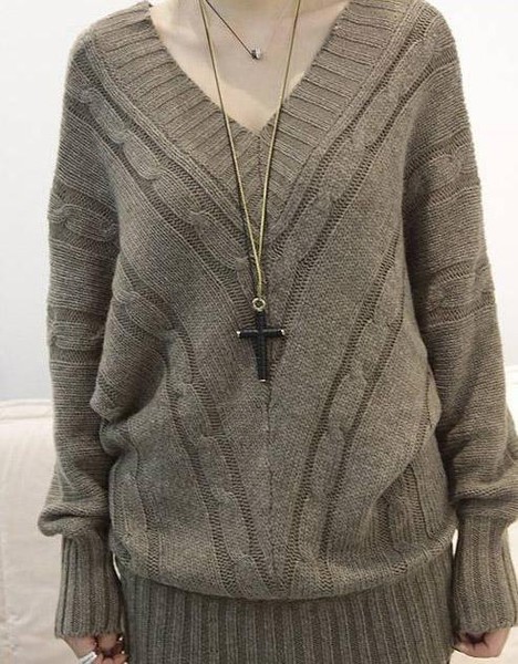  p>也叫桃形领,领圈呈鸡心形状,即下部尖,上部成圆弧状.