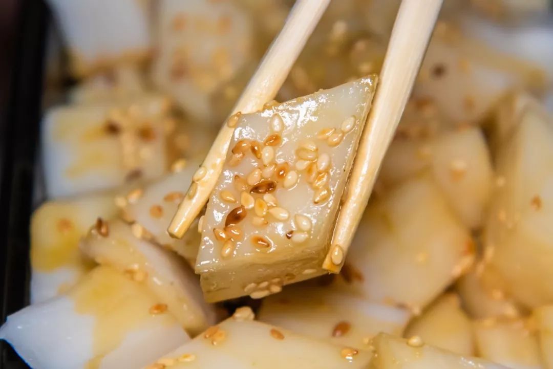  p data-id="gnapv2xzkf">吴川粉皮是粤西地区特有的一种小吃,原料为