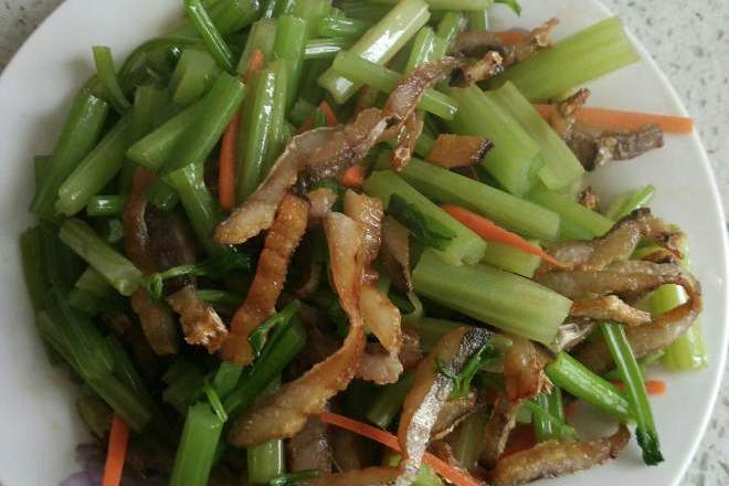 鳗鱼丝炒芹菜