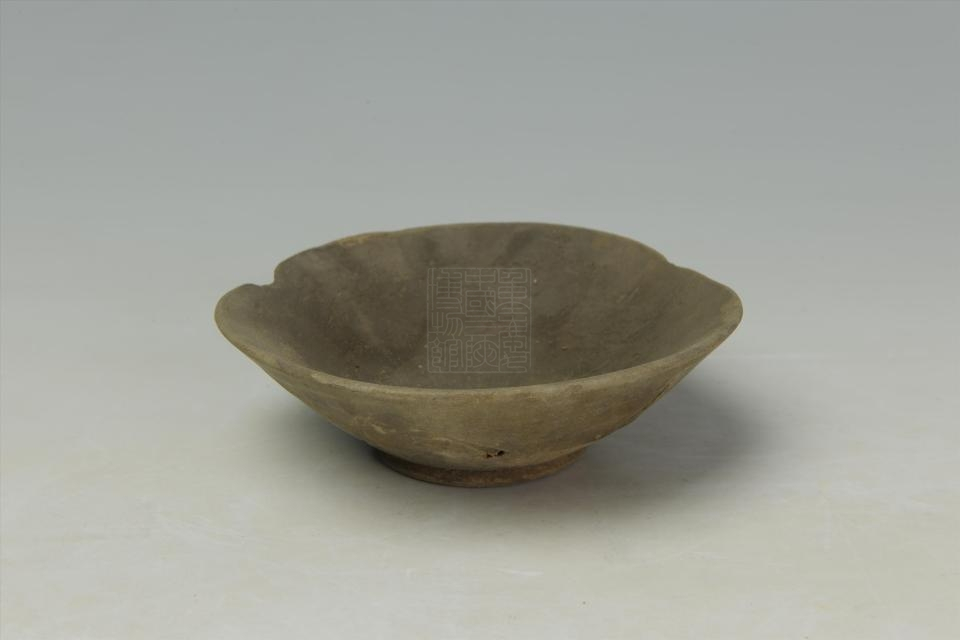 唐青釉花口瓷碗