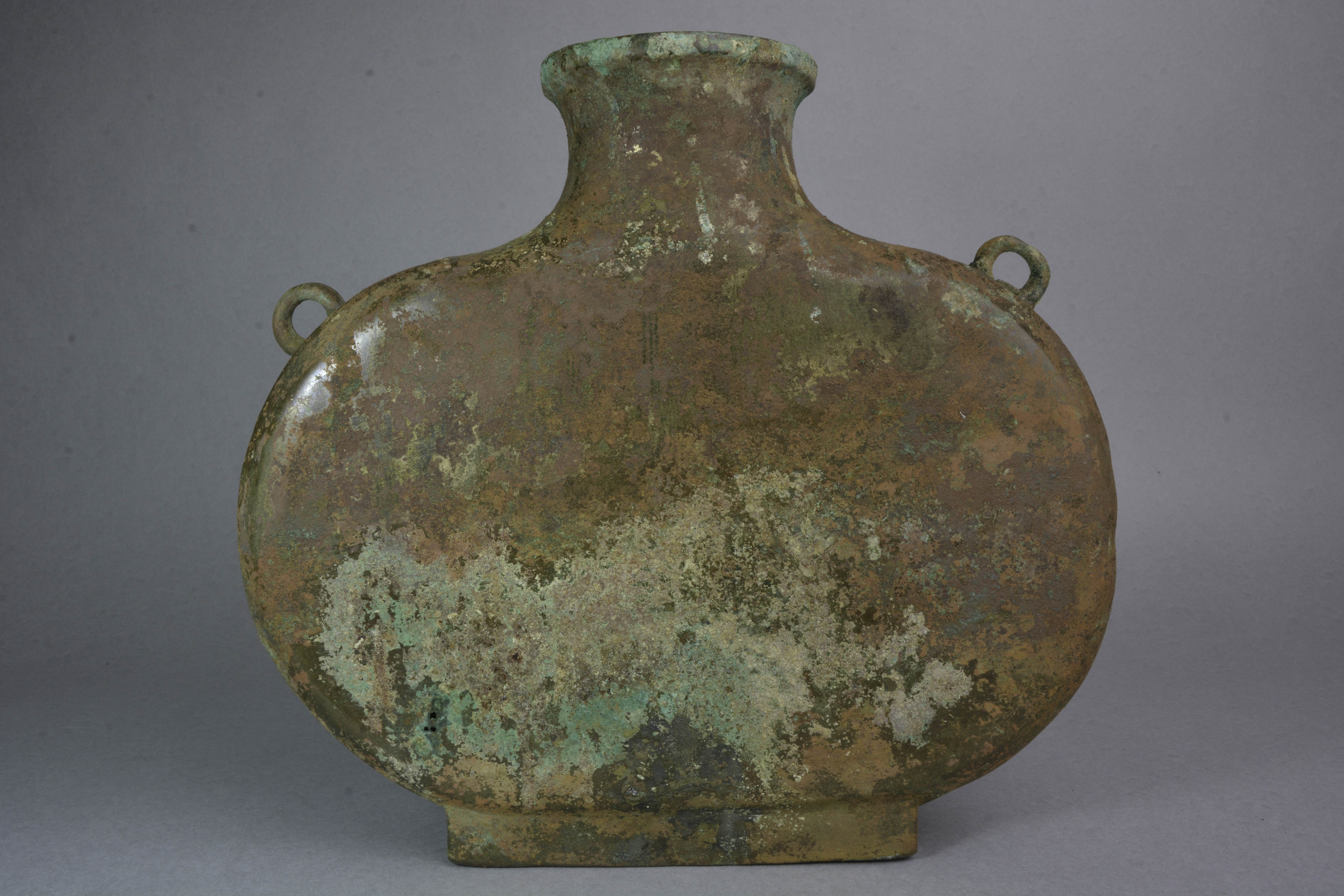  p>汉铜扁壶是汉朝时期文物,现收藏于平凉市博物馆