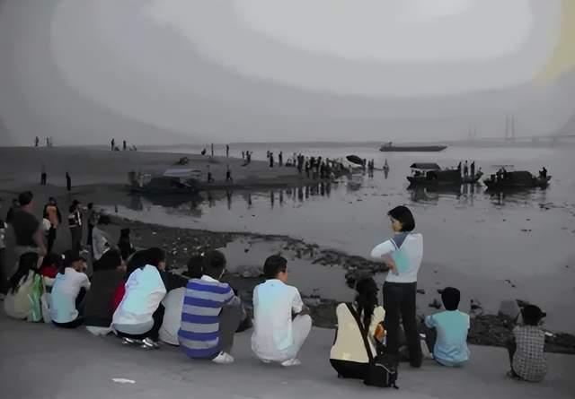 长江天价捞尸人：要价3.6万，一天曾救13人，臭味要花几天才洗掉_百科TA说
