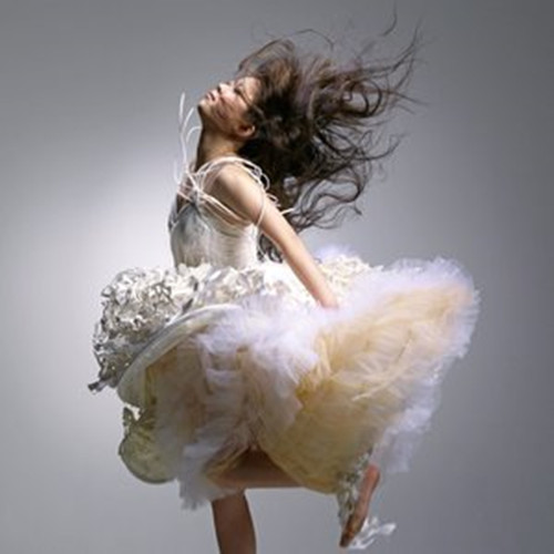  p>《明天不会孤单》是孙嫣然演唱的一首歌曲,由姚谦作词,孙嫣然作曲