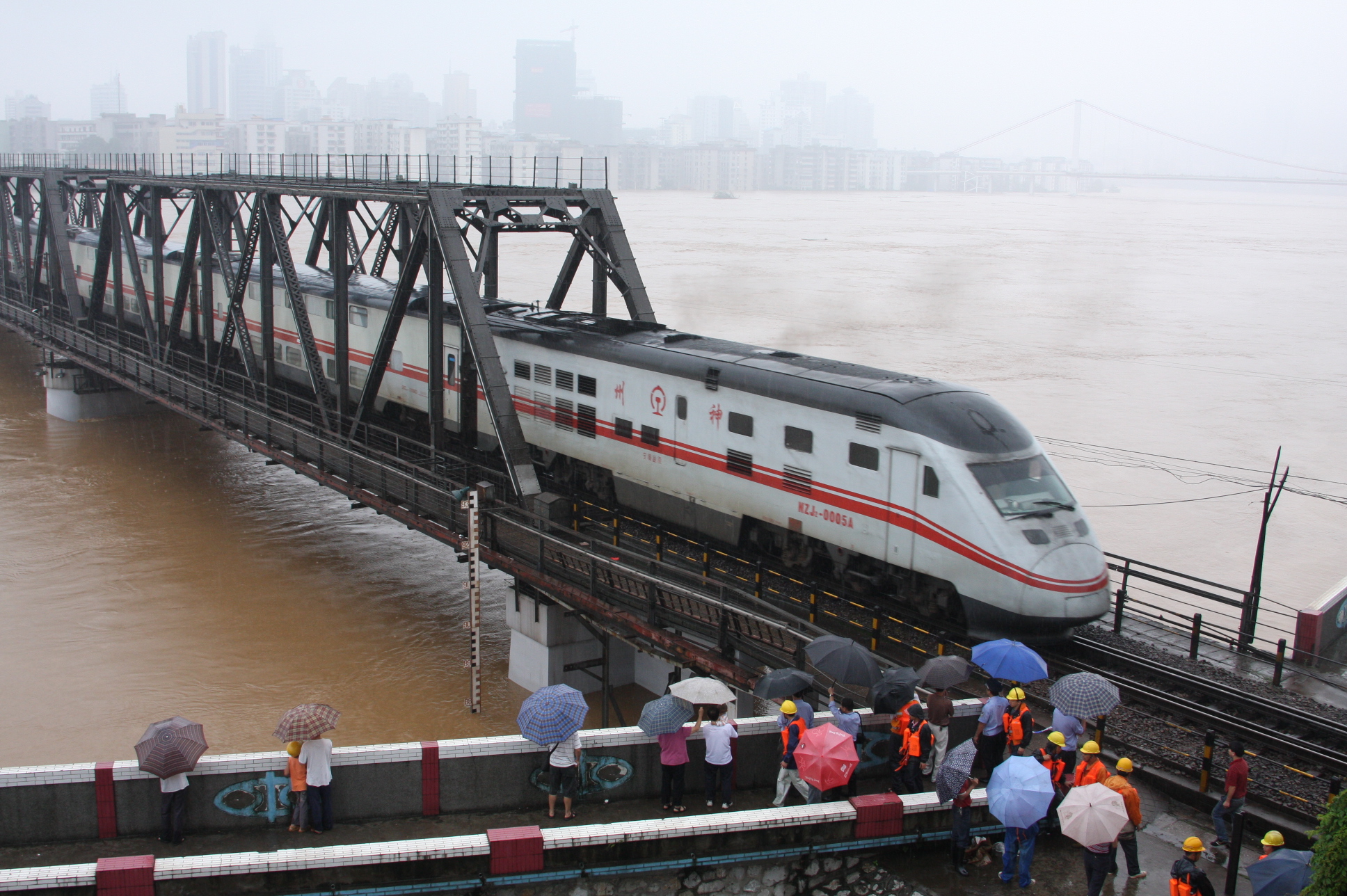 double dmus)即nzj2型动力集中式双层内燃动车组,由大连机车车辆厂, a