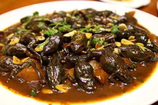  p>蛤蟆炖土豆是东北的名菜. /p>