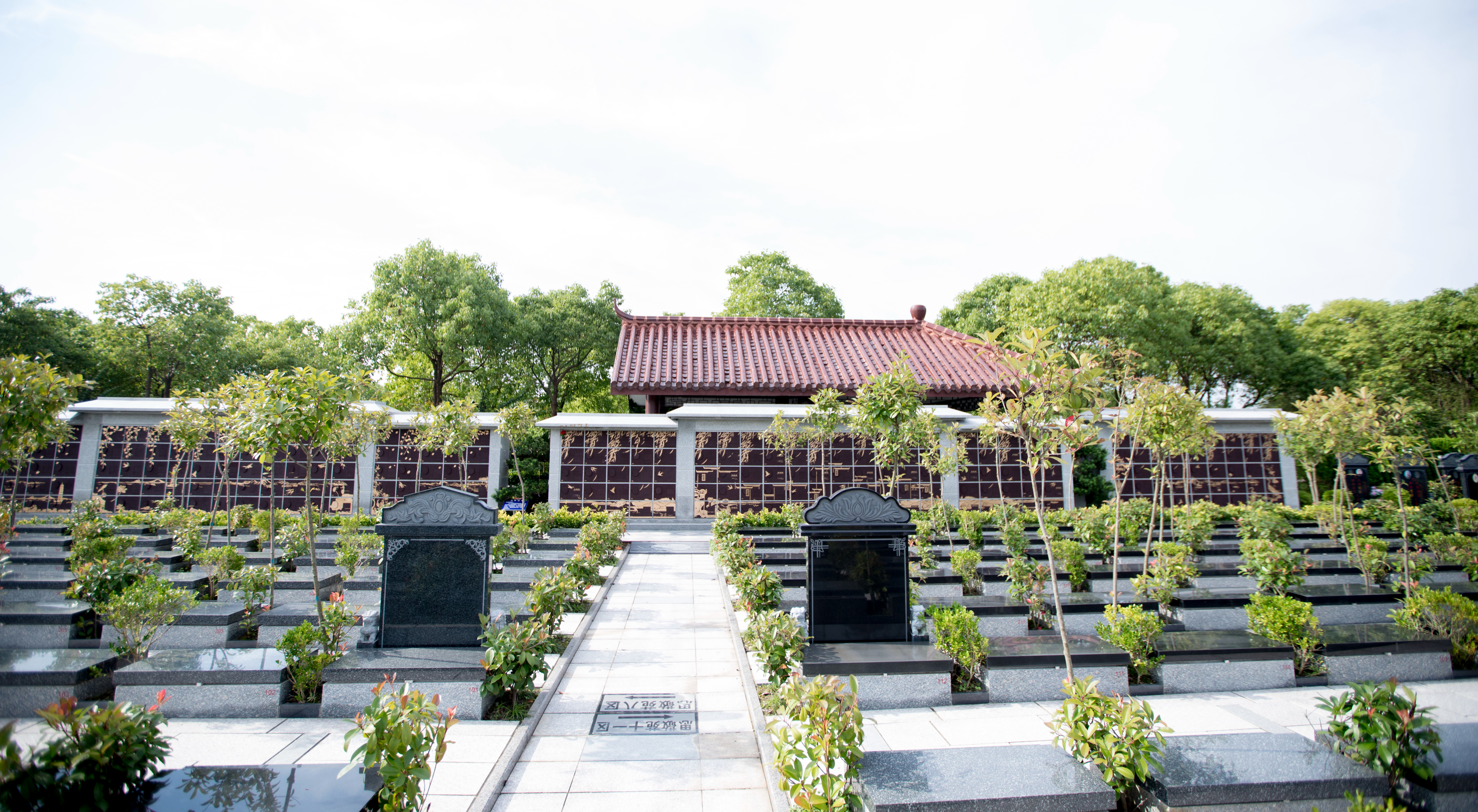  p>永福园陵是经上海市民政局批准,受理全市骨灰安葬的仿古典园林式园