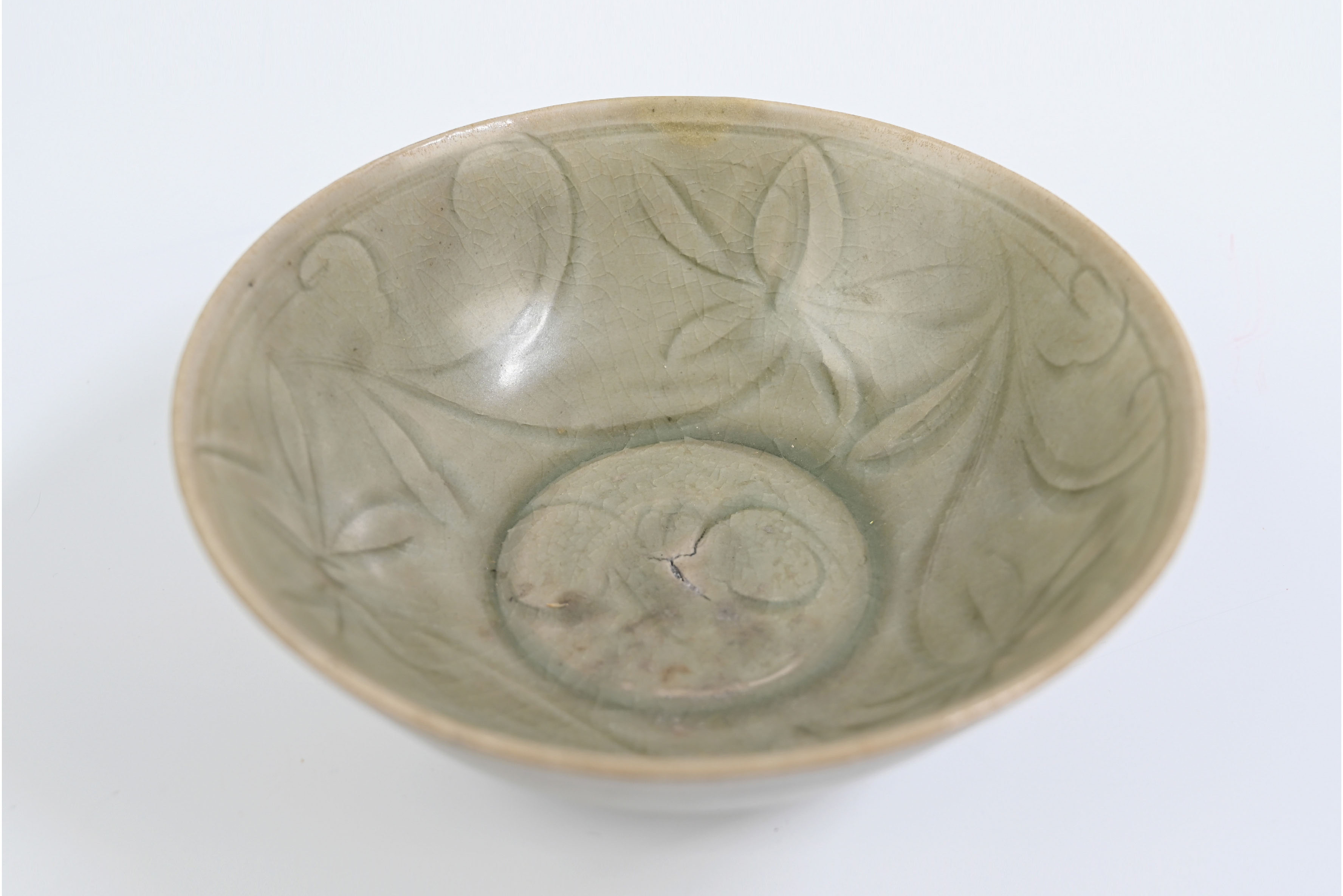 宋代龙泉窑青釉刻花碗
