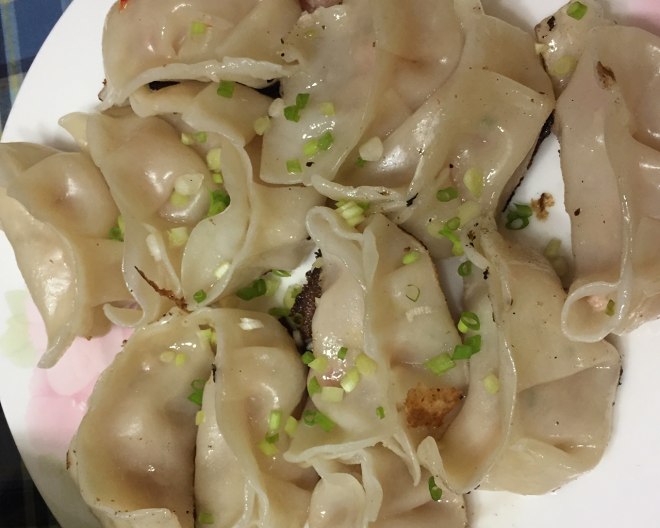 饺子包好后上笼蒸,蒸熟后,馅松嫩,微带卤汁和冬瓜清香,鲜美可口. /p>