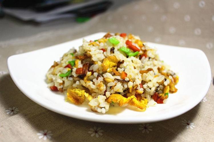方腿肠香菇蛋炒饭