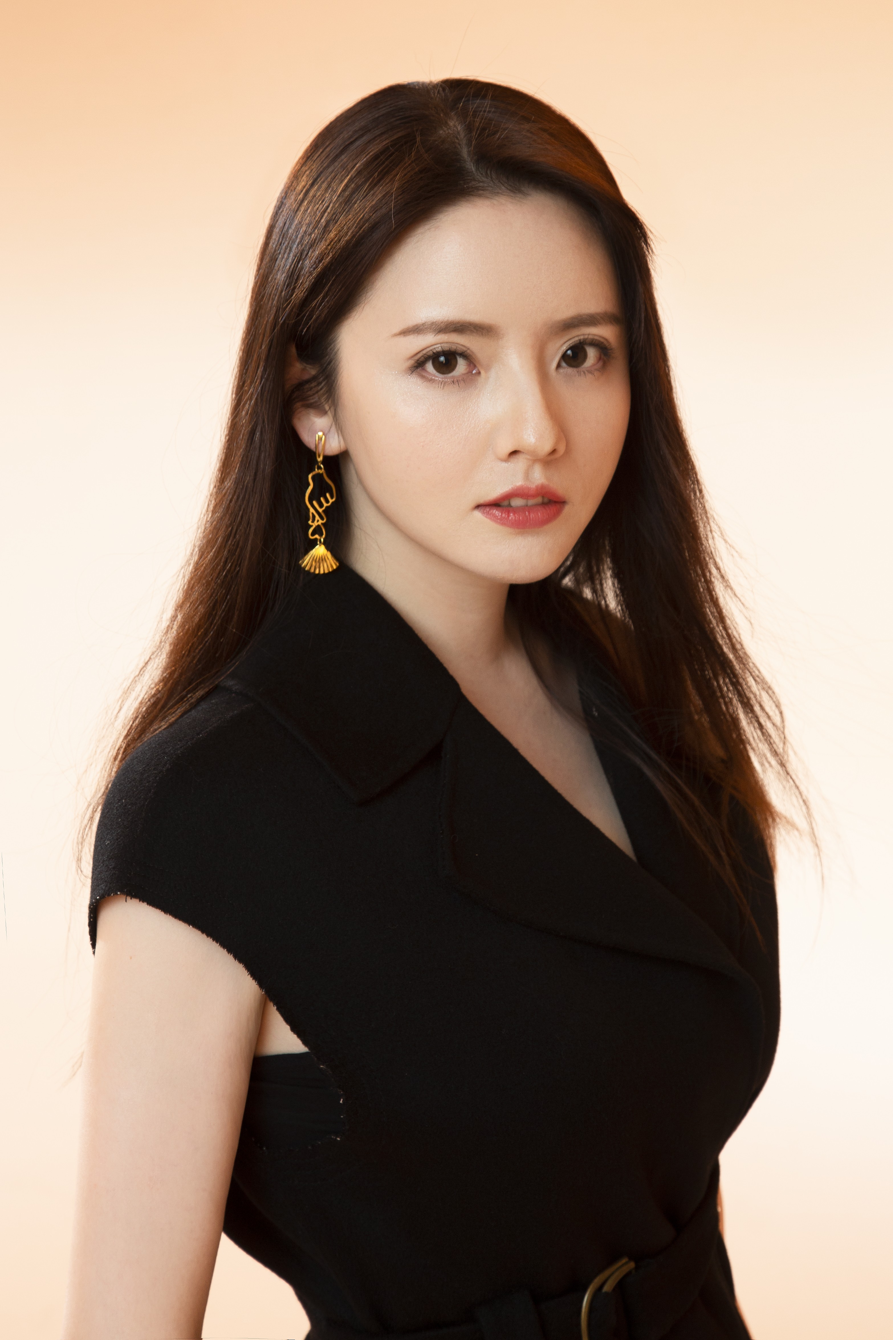  p data-id="go072xnltb">常鹤凡(常媛),1989年7月23日出生于山西省