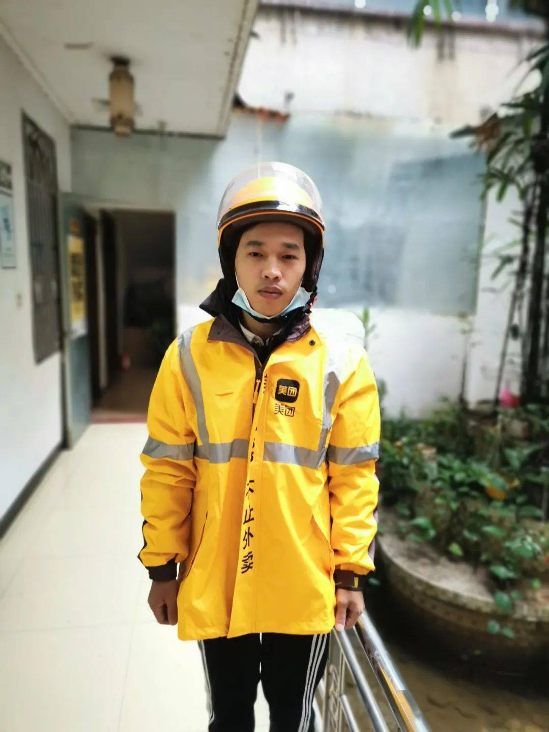 曾远成,河源市龙川县美团外卖送餐员.