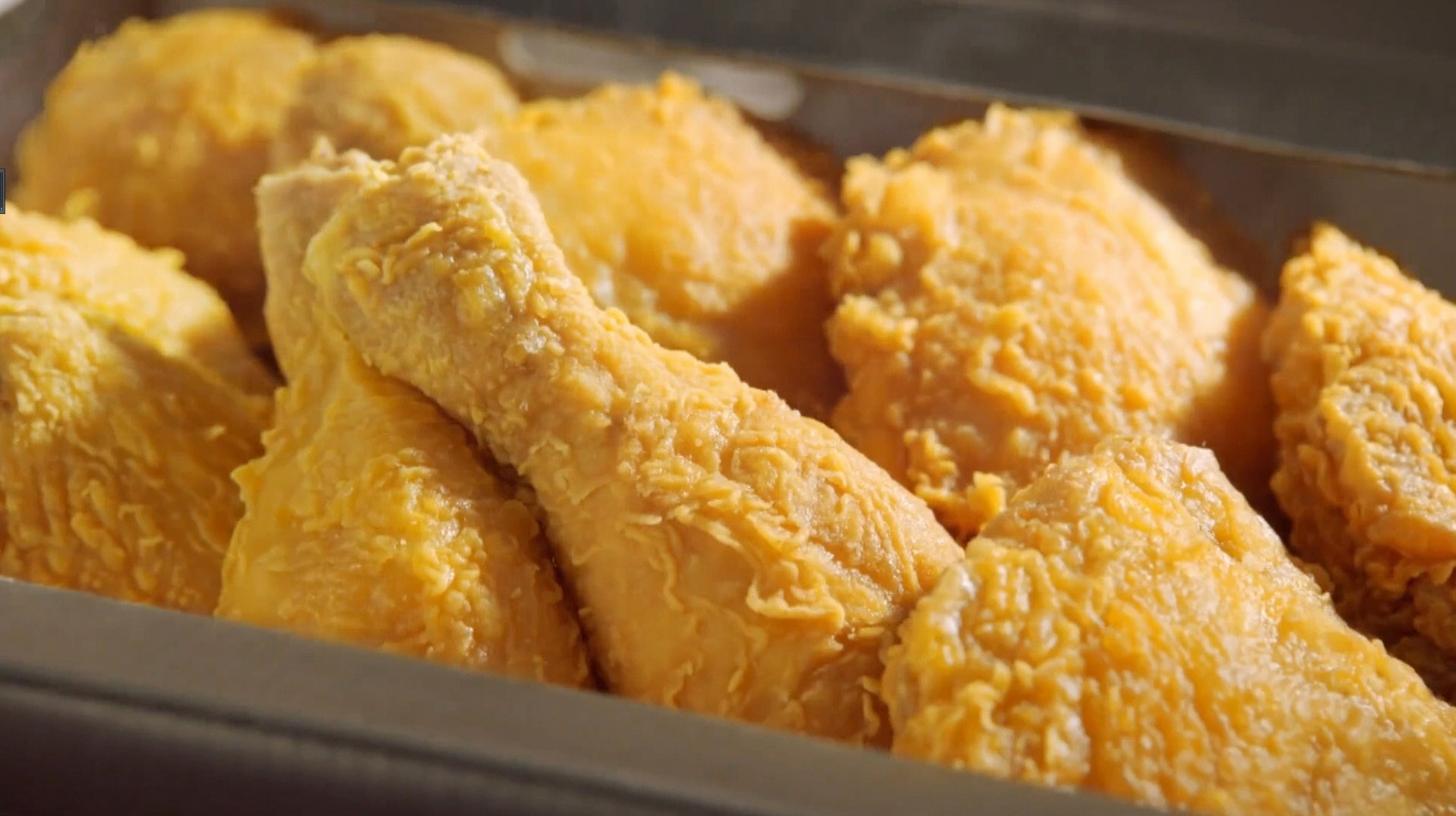 炸鸡腿配斑兰叶