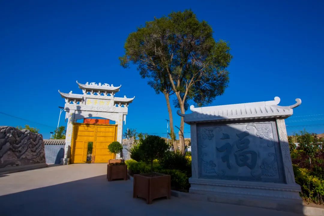 ">会宁县状元红新农庄旅游景区位于甘肃省白银市会宁县丁家沟镇线川村